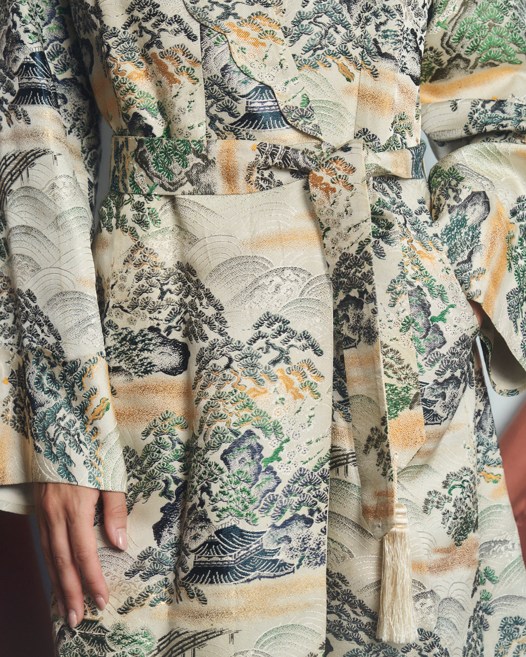 Cappotto anni 50 taglio vestaglia in tessuto rayon jacquard con disegni giapponesi.