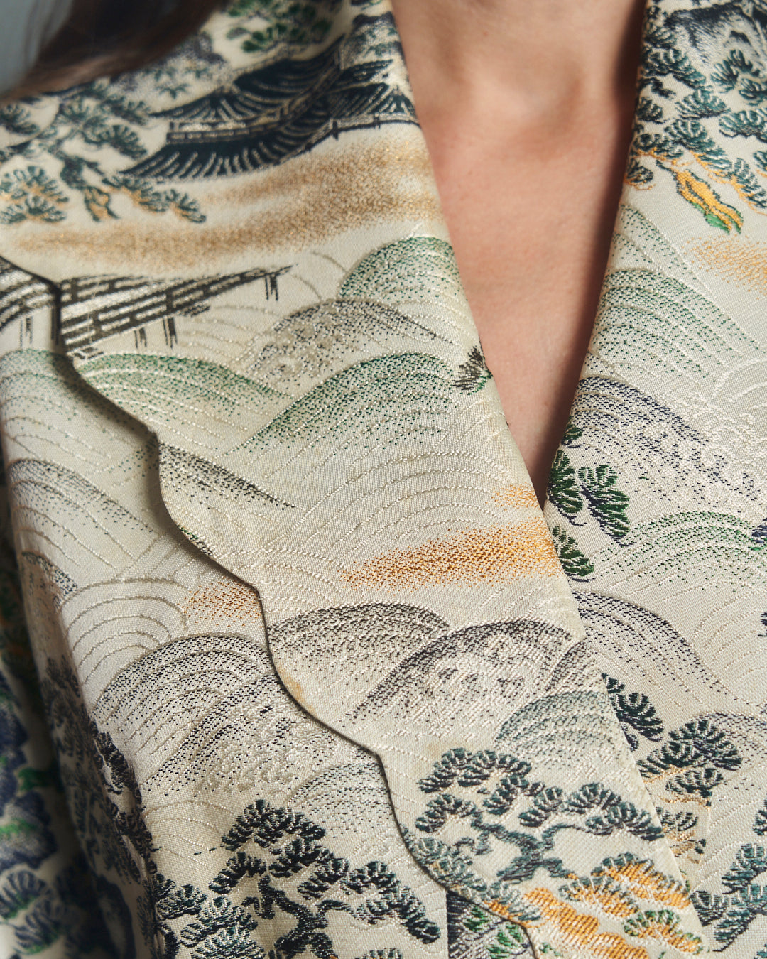Cappotto anni 50 taglio vestaglia in tessuto rayon jacquard con disegni giapponesi.