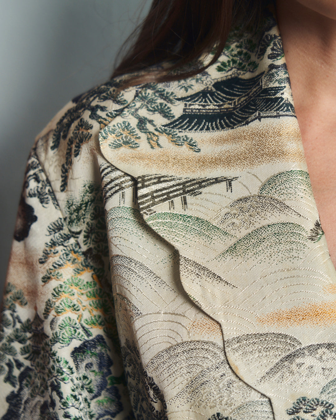 Cappotto anni 50 taglio vestaglia in tessuto rayon jacquard con disegni giapponesi.