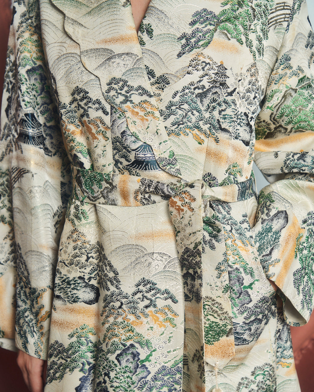 Cappotto anni 50 taglio vestaglia in tessuto rayon jacquard con disegni giapponesi.