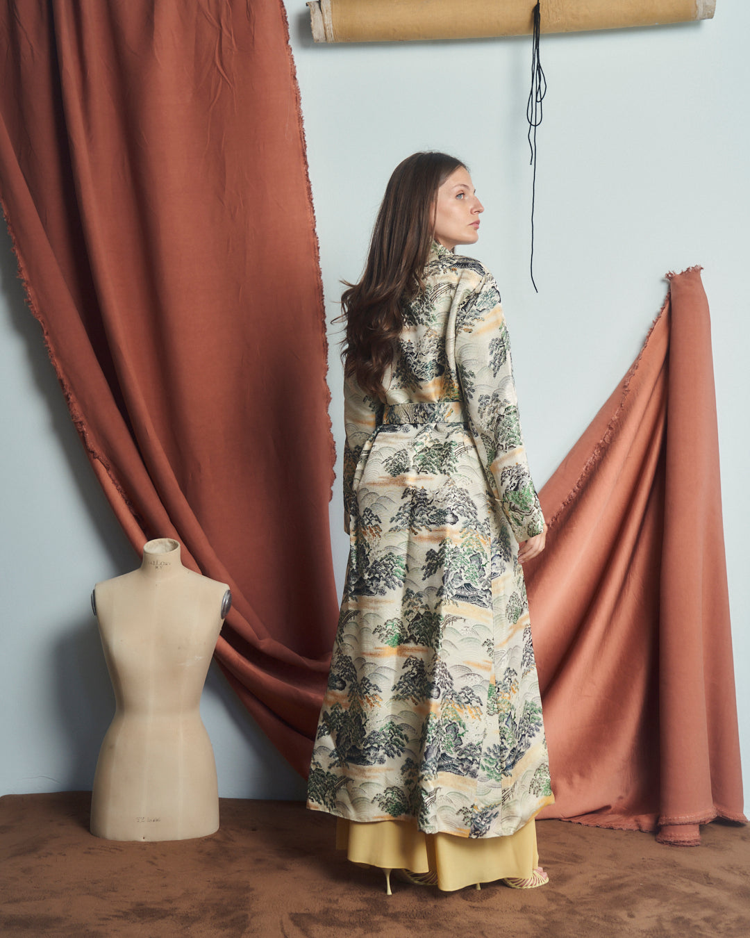 Cappotto anni 50 taglio vestaglia in tessuto rayon jacquard con disegni giapponesi.