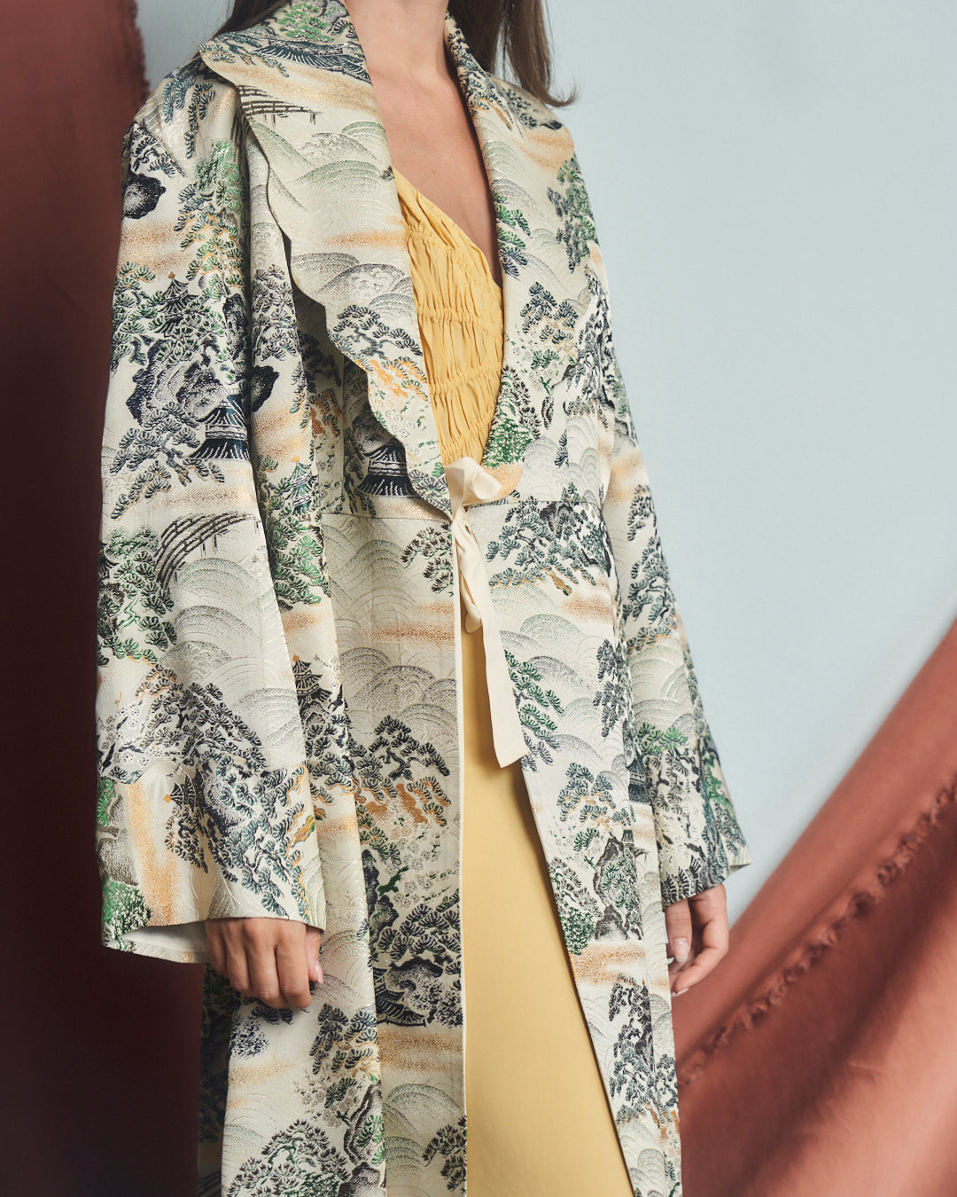 Cappotto anni 50 taglio vestaglia in tessuto rayon jacquard con disegni giapponesi.