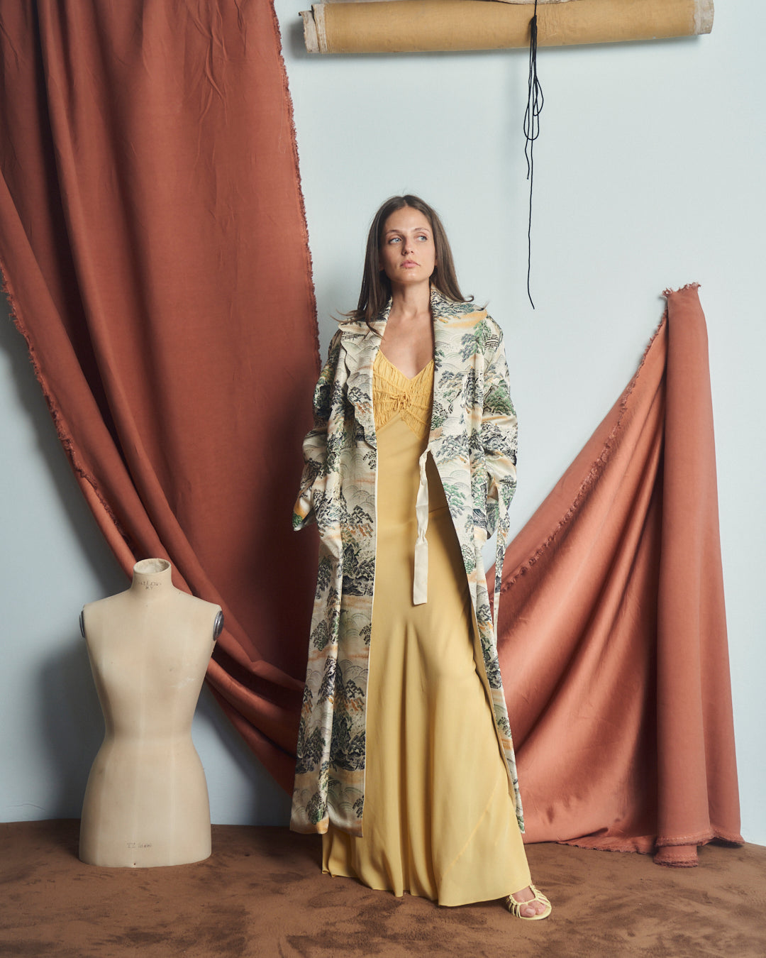 Cappotto anni 50 taglio vestaglia in tessuto rayon jacquard con disegni giapponesi.