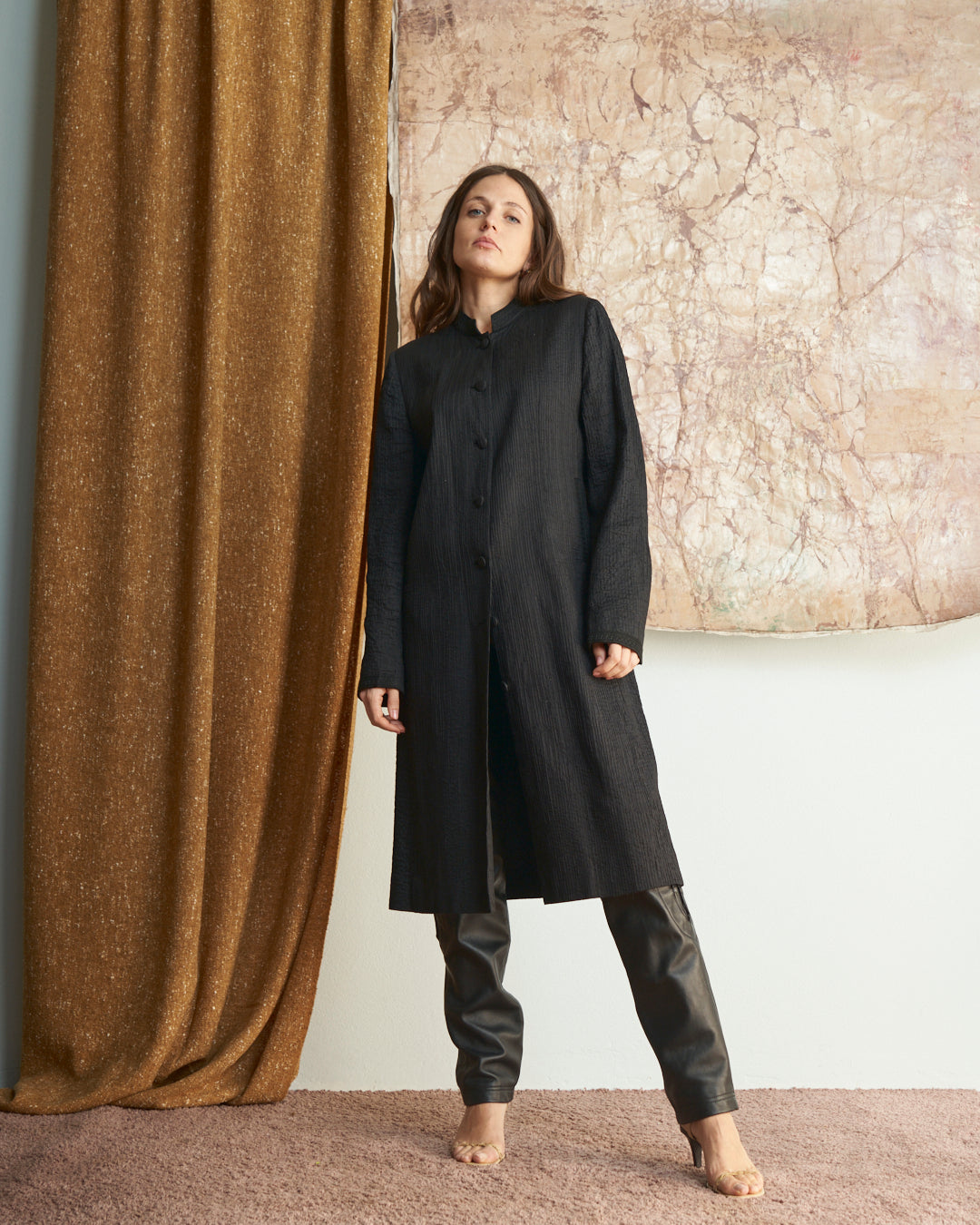 Cappotto leggero in seta  nero con collo coreano ricamato