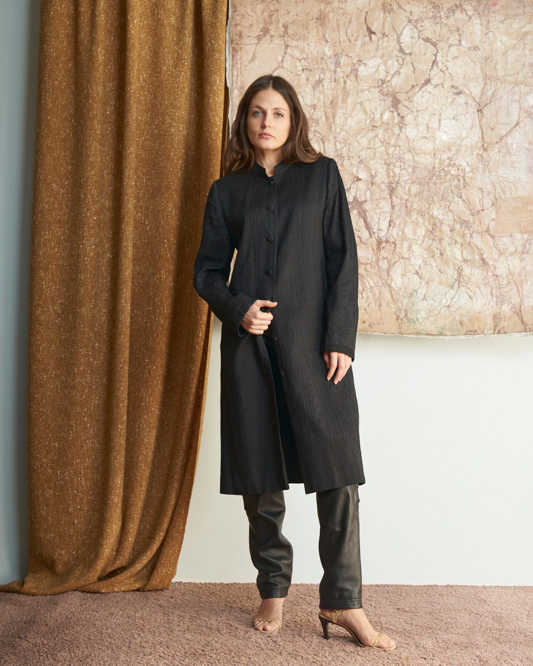 Cappotto leggero in seta  nero con collo coreano ricamato