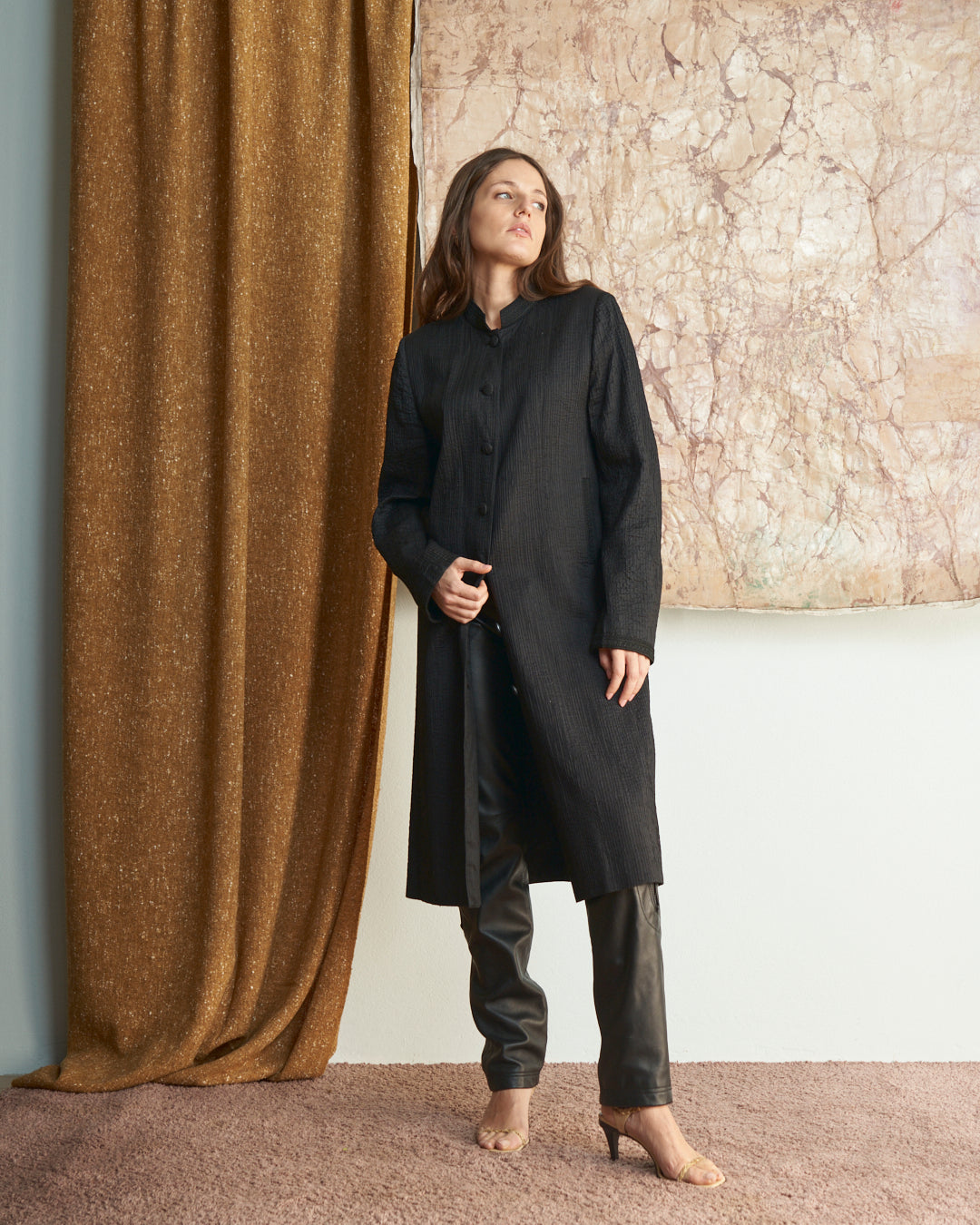 Cappotto leggero in seta  nero con collo coreano ricamato