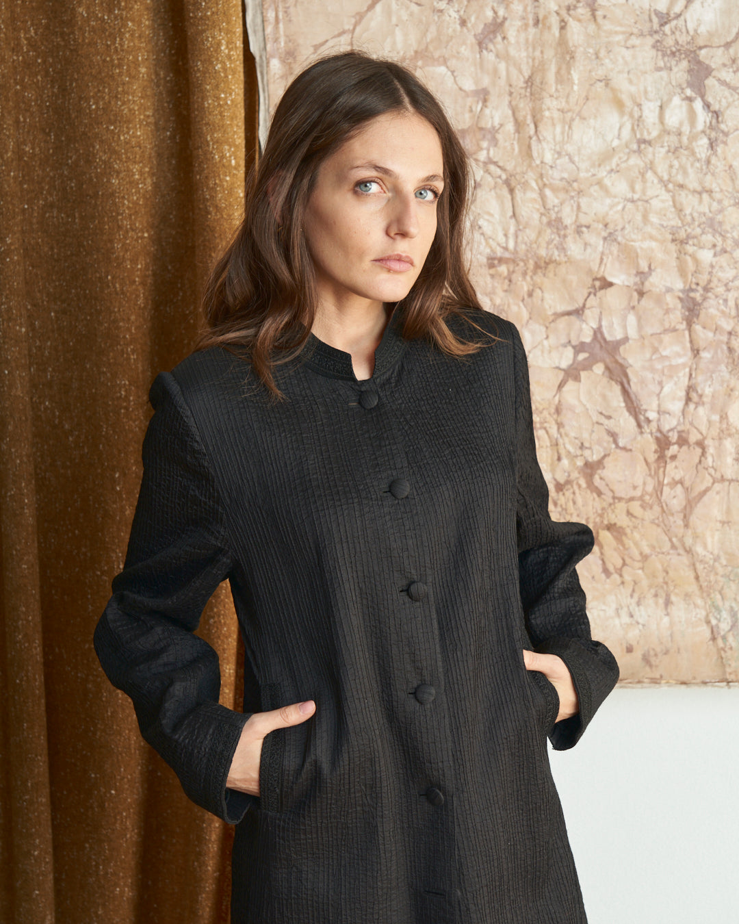 Cappotto leggero in seta  nero con collo coreano ricamato