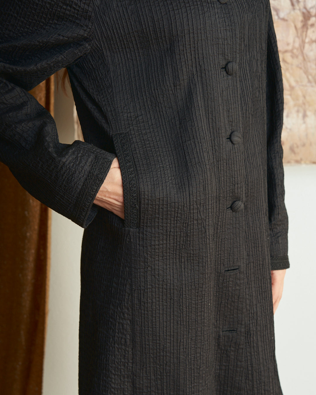 Cappotto leggero in seta  nero con collo coreano ricamato