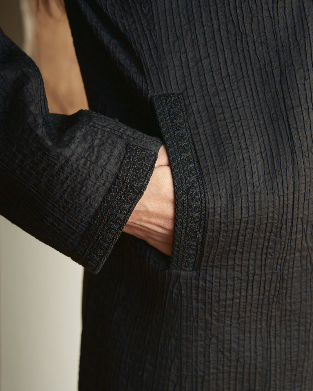 Cappotto leggero in seta  nero con collo coreano ricamato