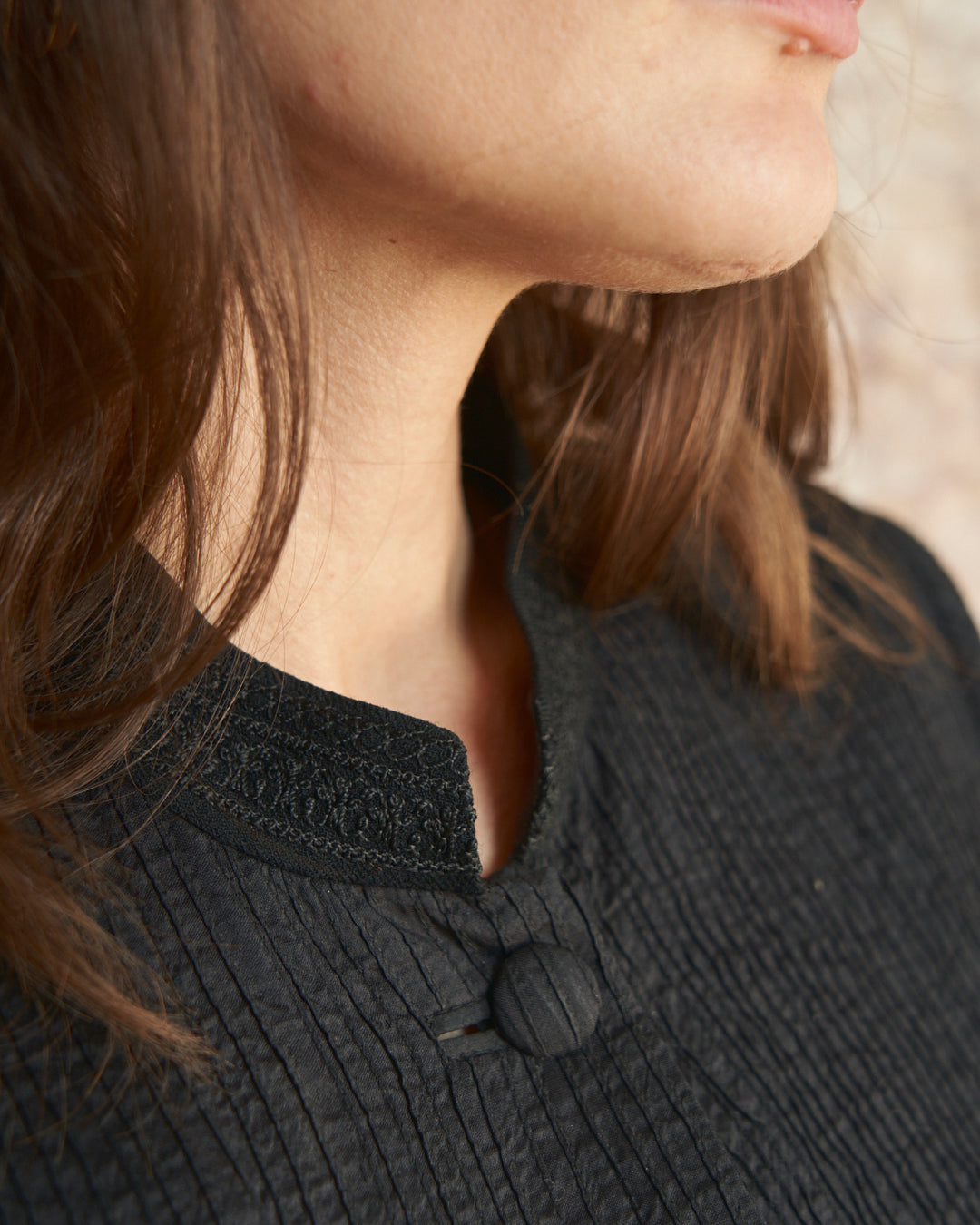 Cappotto leggero in seta  nero con collo coreano ricamato