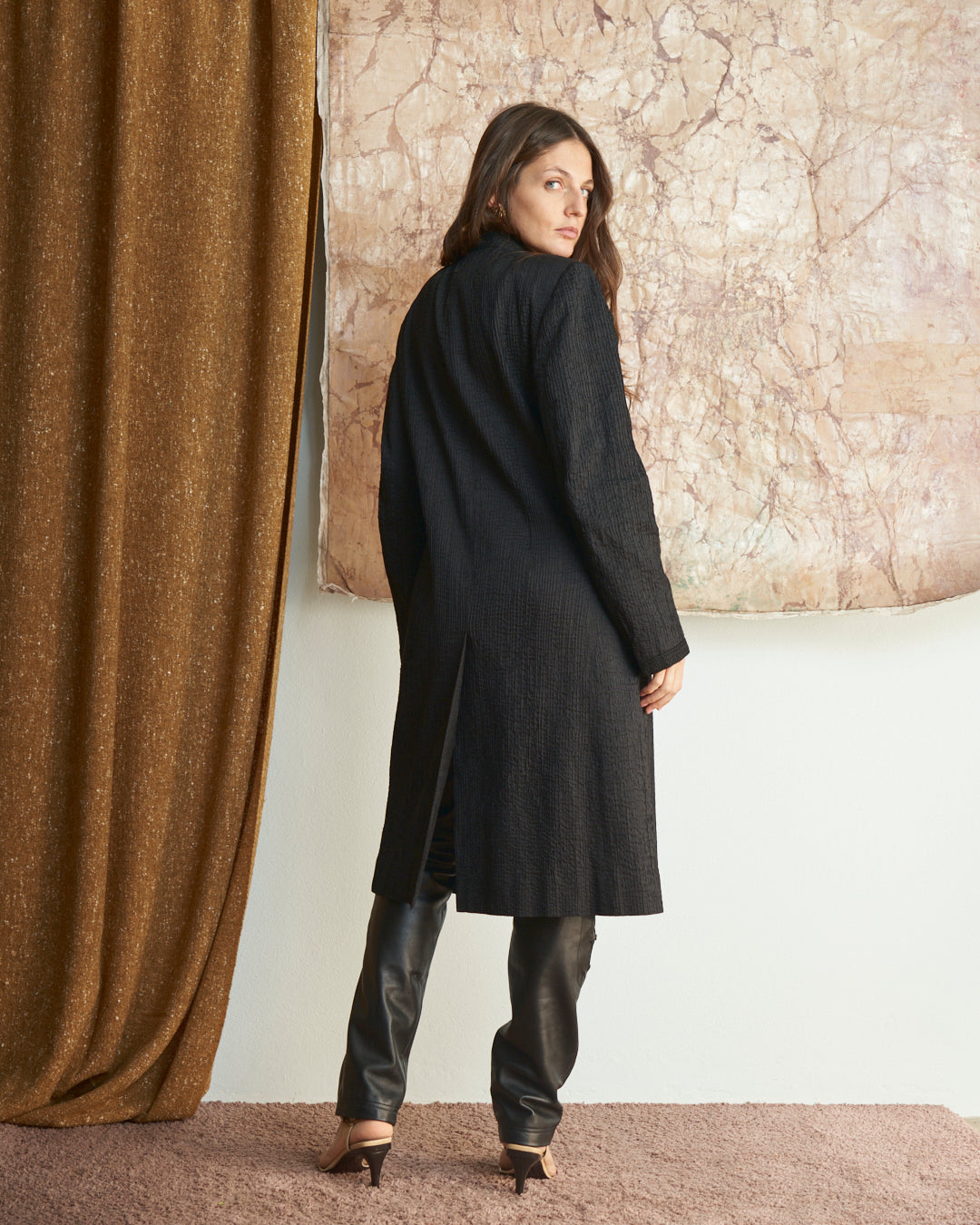 Cappotto leggero in seta  nero con collo coreano ricamato