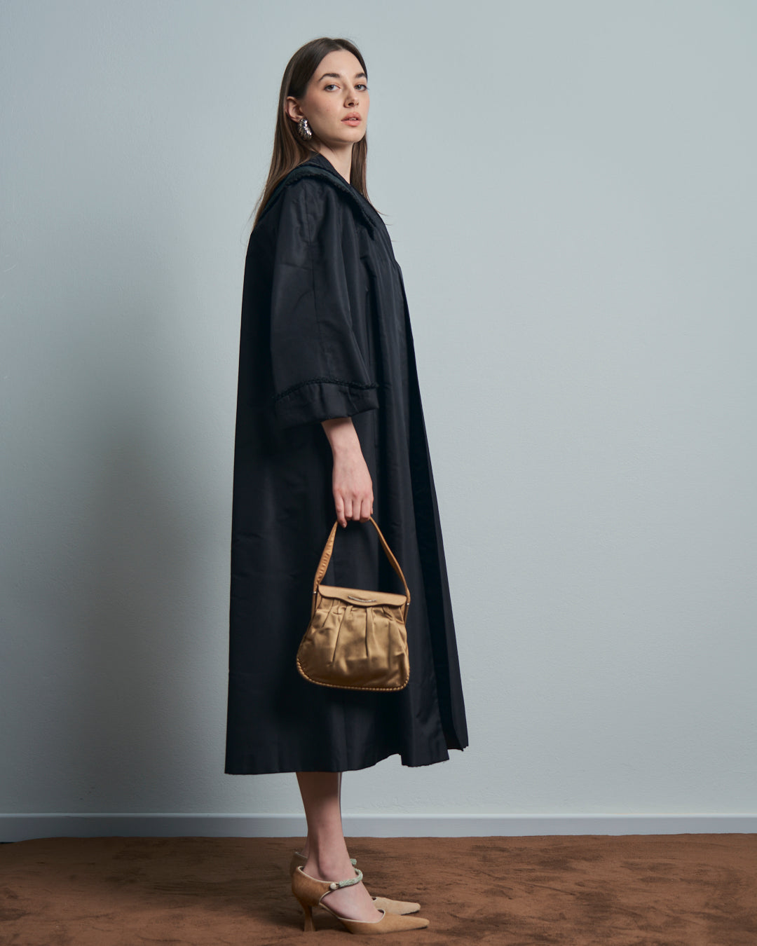 Cappotto anni 50 in seta con collo ampio e passamanerie