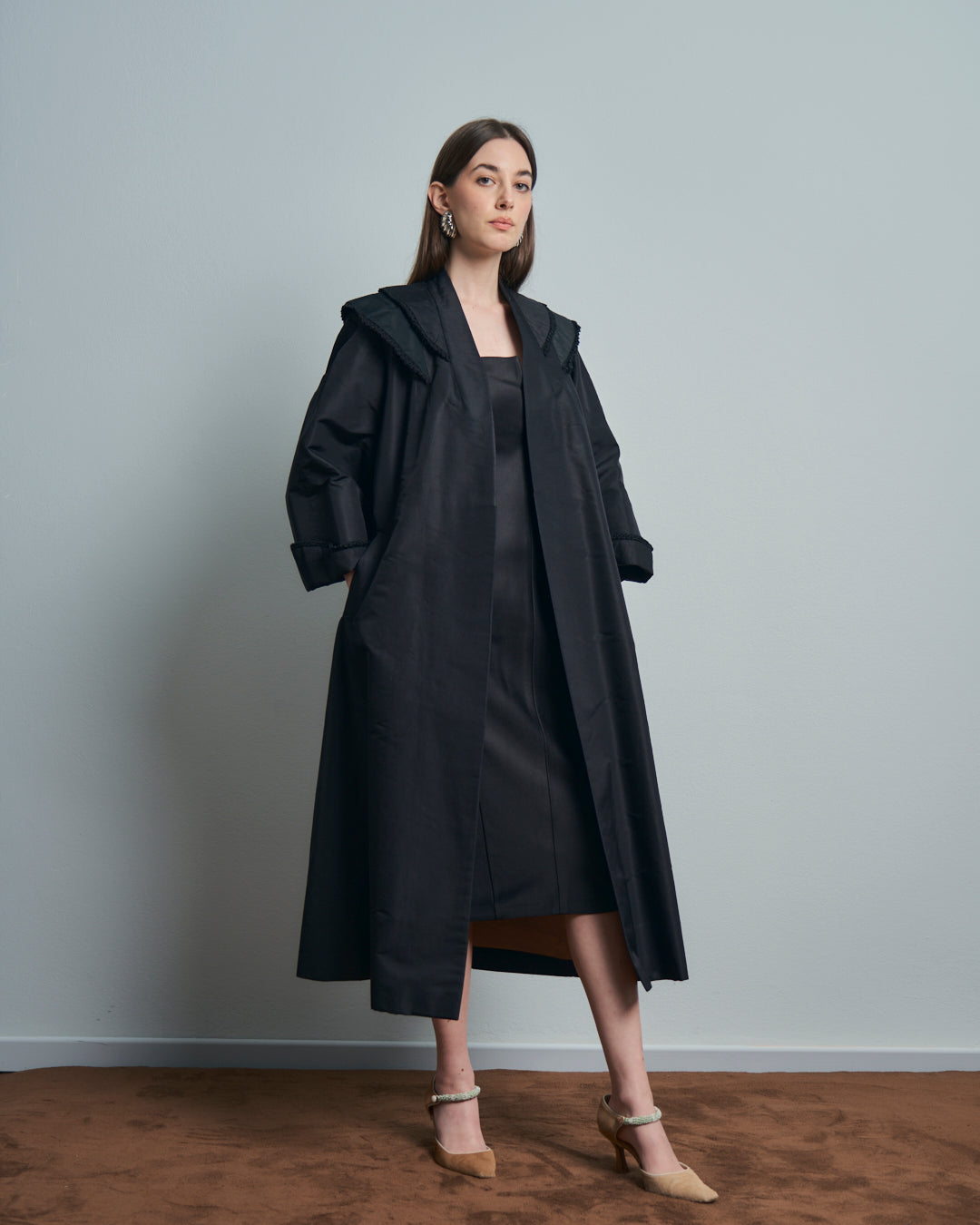 Cappotto anni 50 in seta con collo ampio e passamanerie