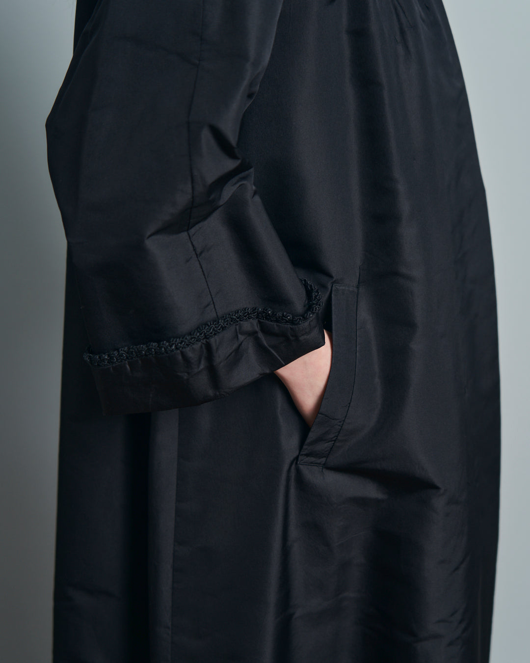 Cappotto anni 50 in seta con collo ampio e passamanerie