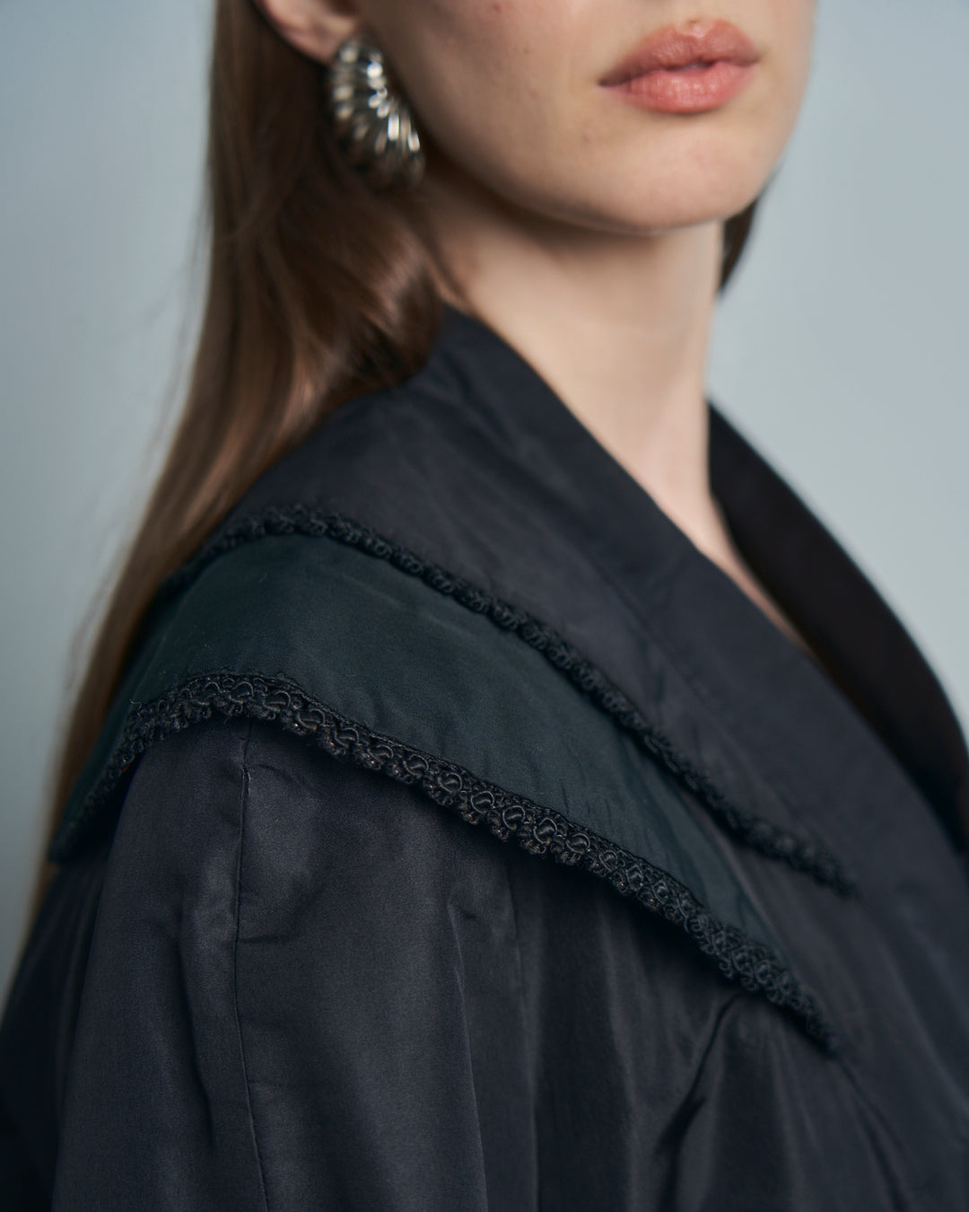 Cappotto anni 50 in seta con collo ampio e passamanerie