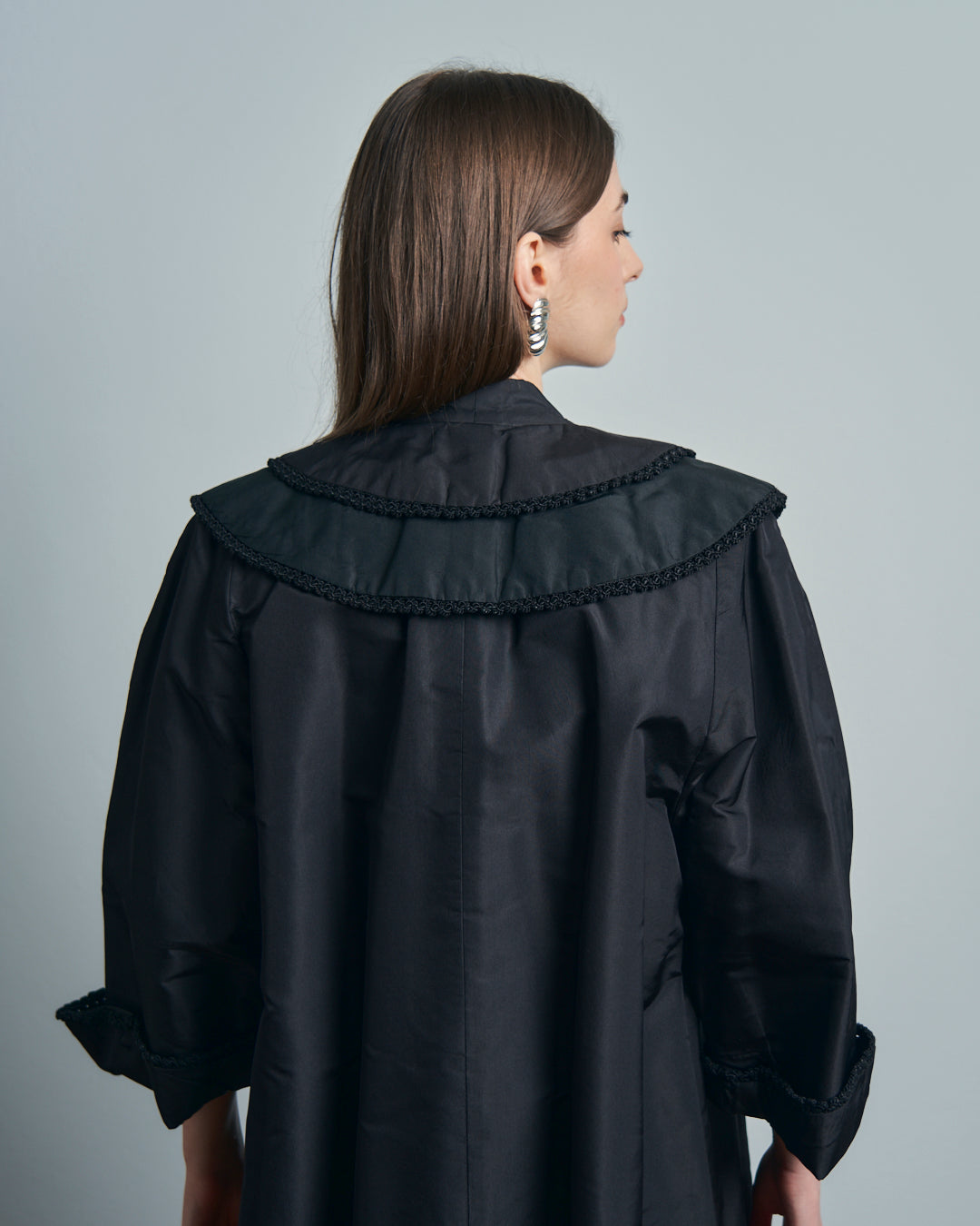 Cappotto anni 50 in seta con collo ampio e passamanerie