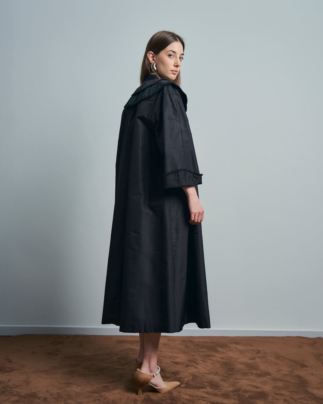 Cappotto anni 50 in seta con collo ampio e passamanerie