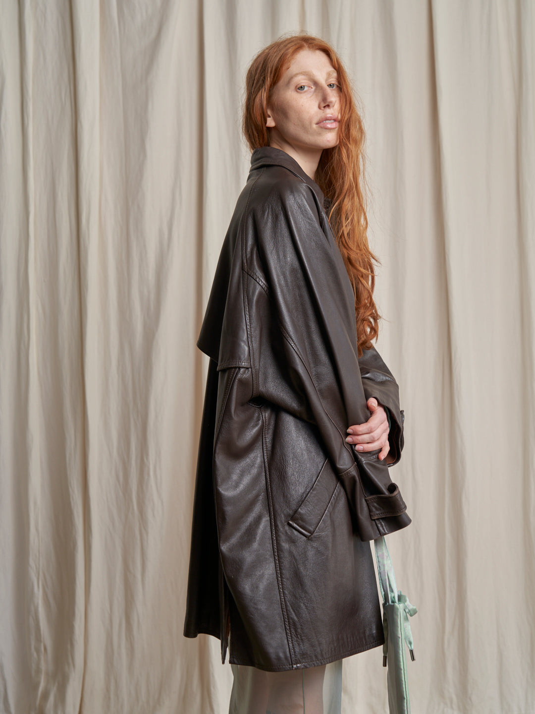 Giacca in pelle a cappotto con carré e spalle raglan