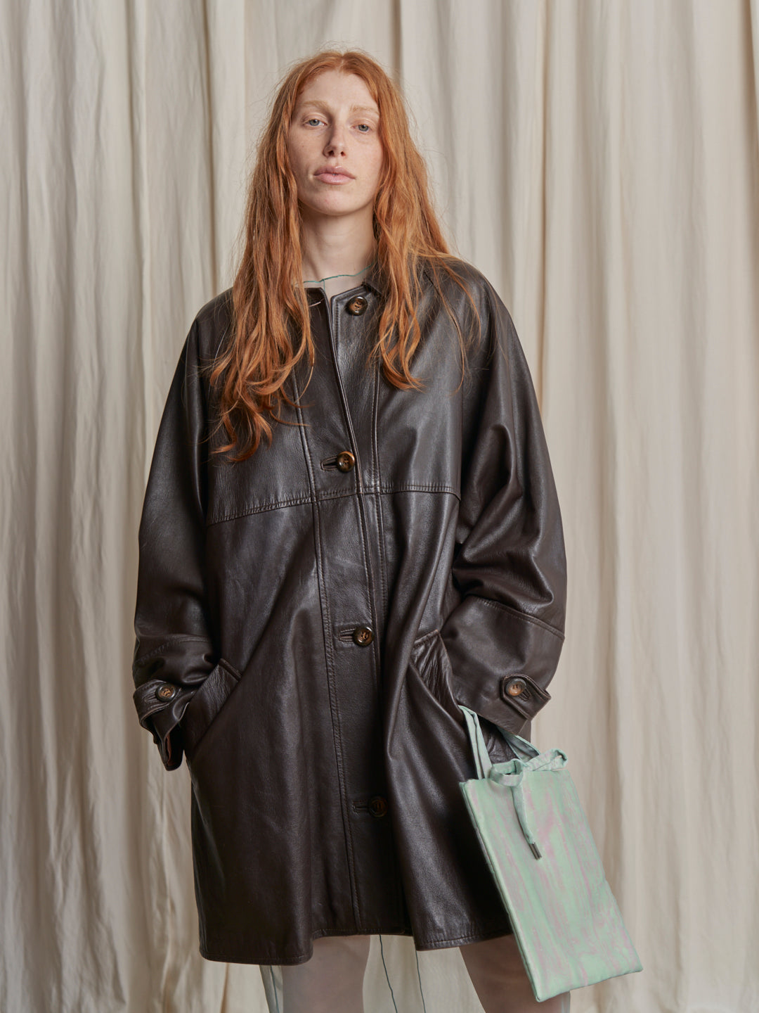 Giacca in pelle a cappotto con carré e spalle raglan
