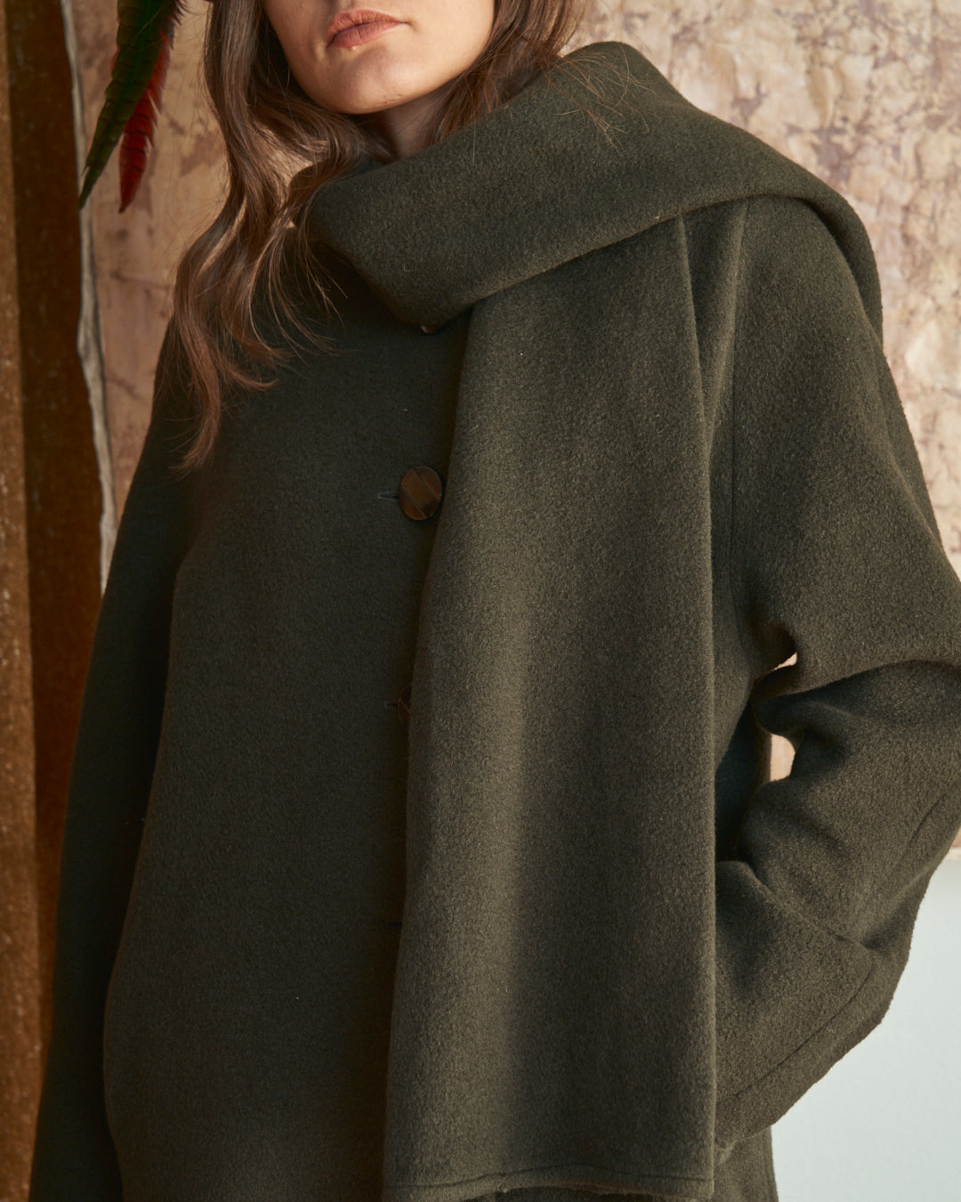 Cappotto anni 80 con sciarpa al collo in lana