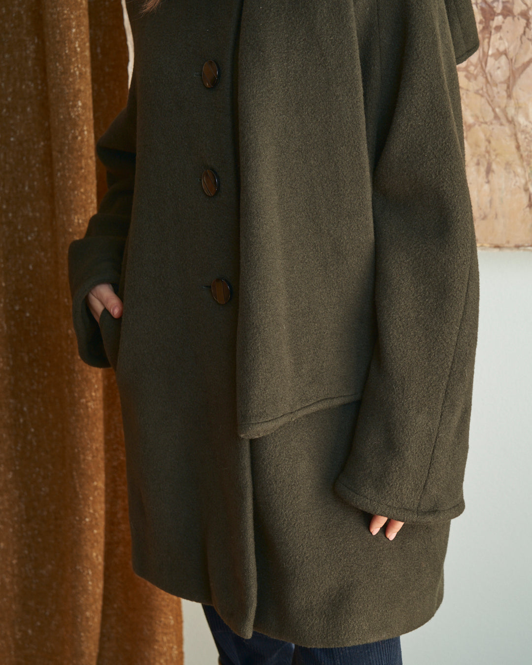 Cappotto anni 80 con sciarpa al collo in lana