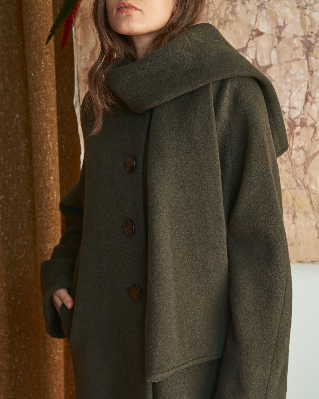 Cappotto anni 80 con sciarpa al collo in lana