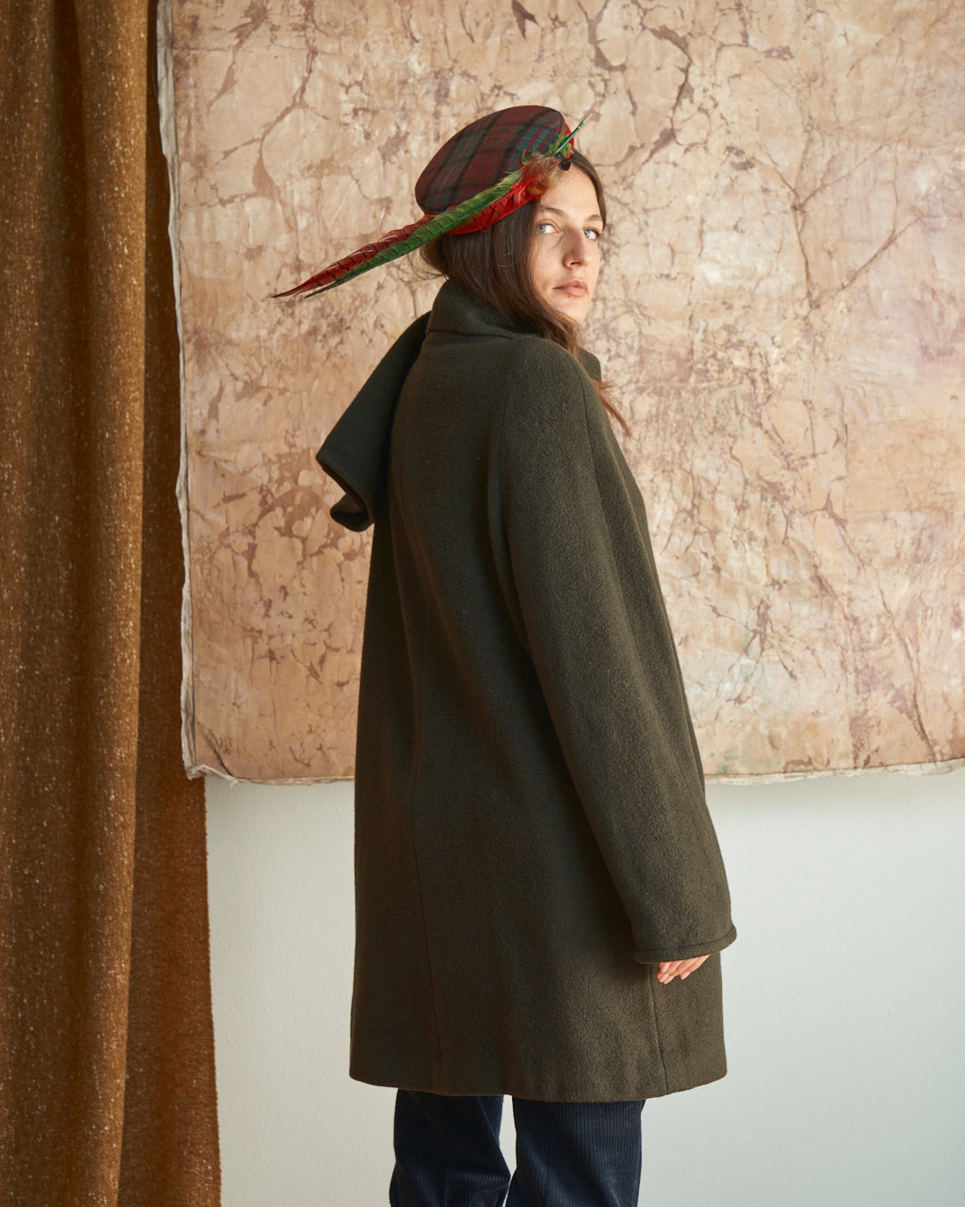 Cappotto anni 80 con sciarpa al collo in lana