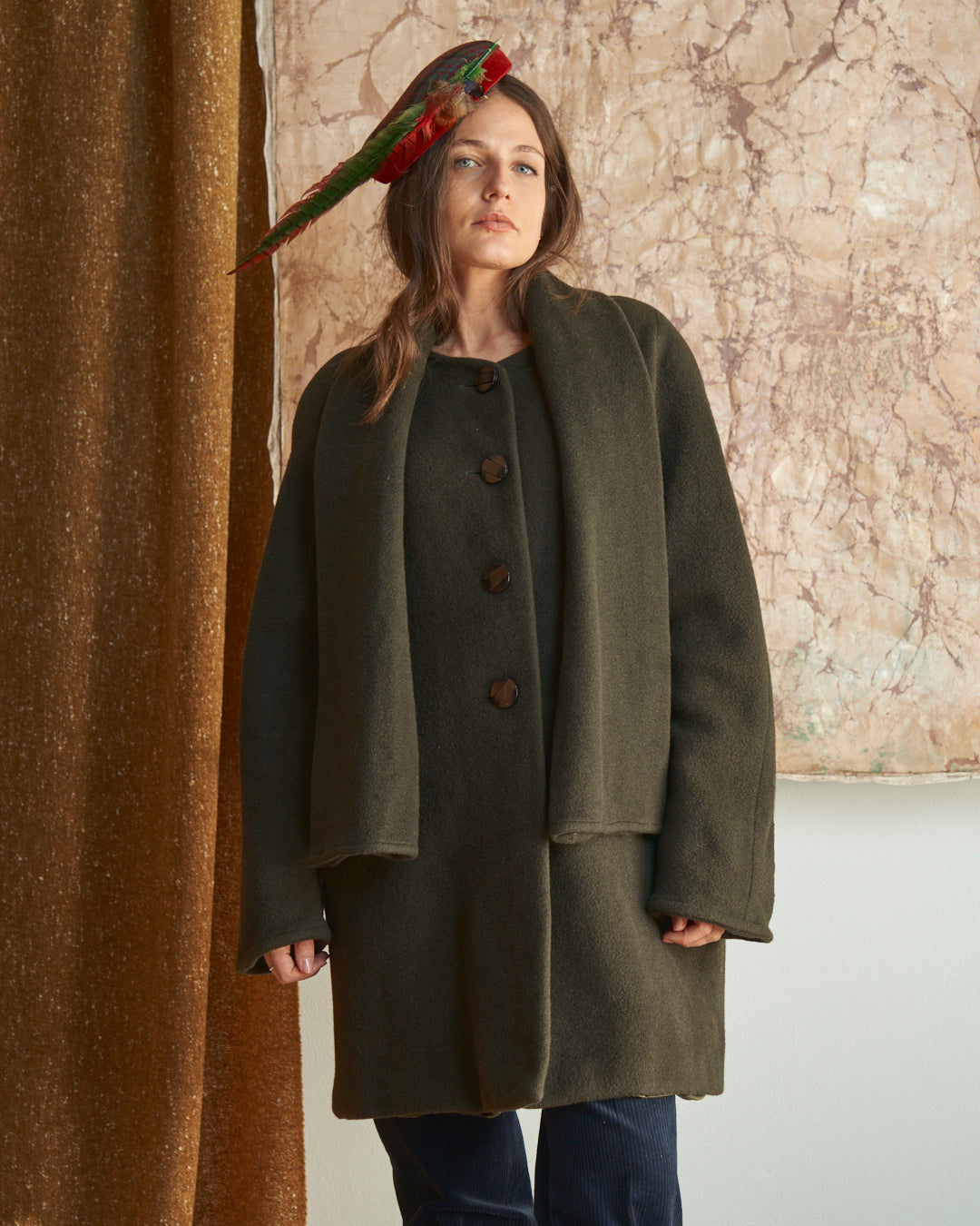 Cappotto anni 80 con sciarpa al collo in lana