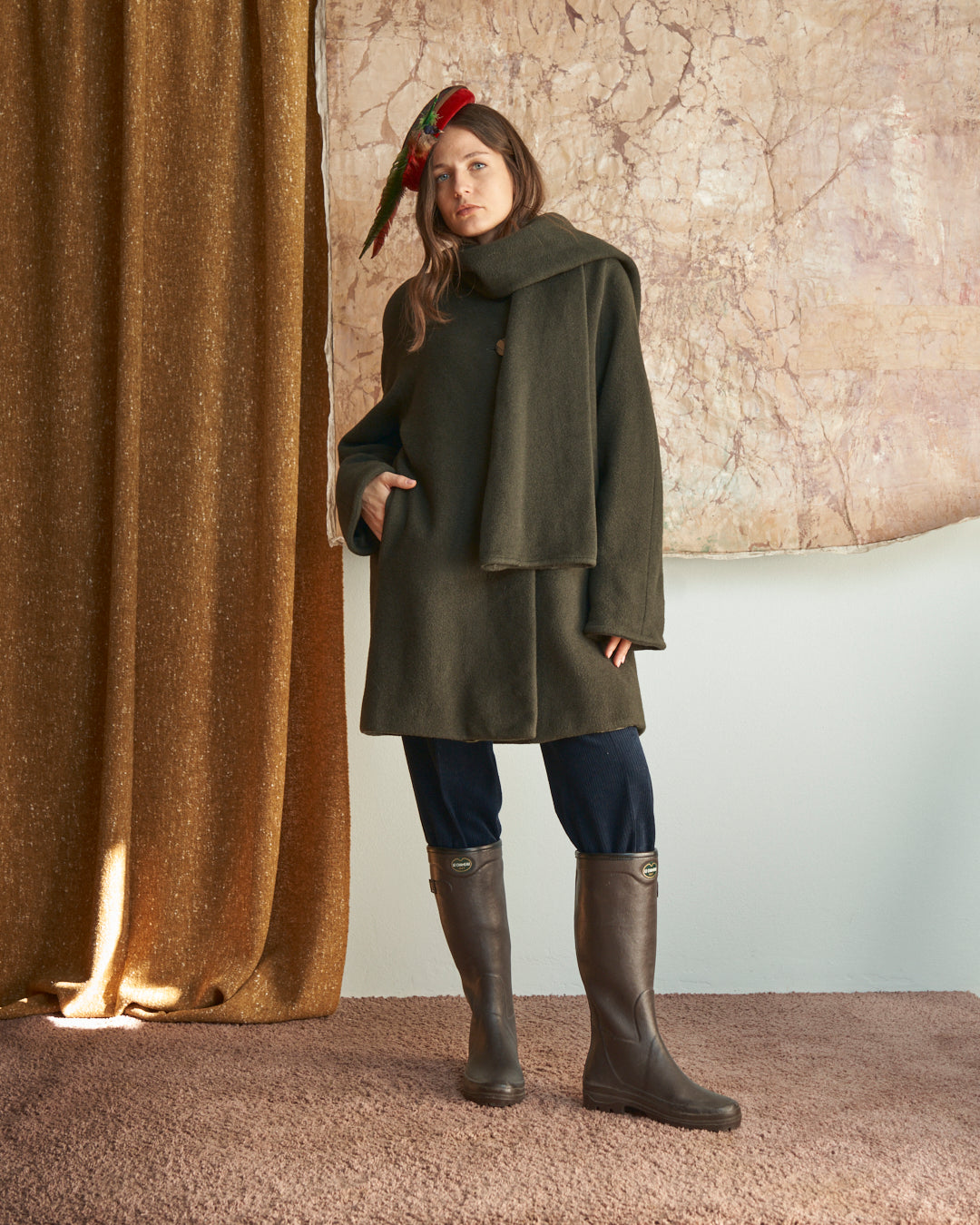 Cappotto anni 80 con sciarpa al collo in lana