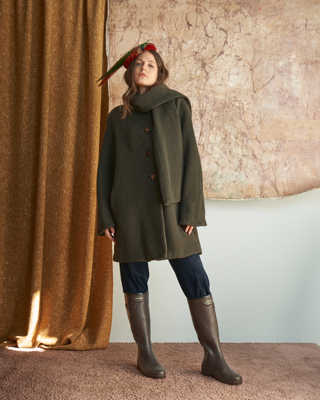 Cappotto anni 80 con sciarpa al collo in lana