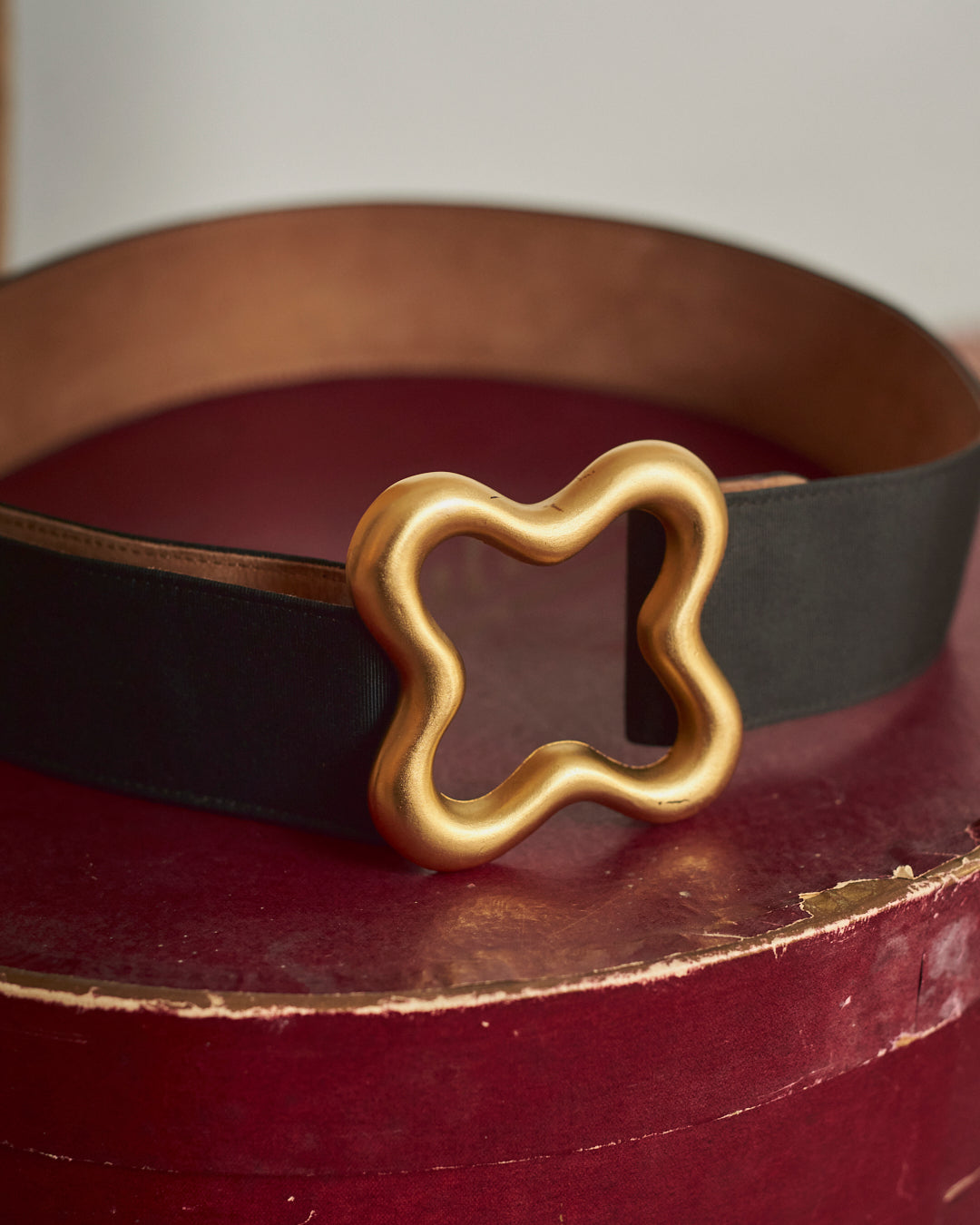 Cintura Moschino redwall in tessuto ottoman e pelle con fibbia dorata