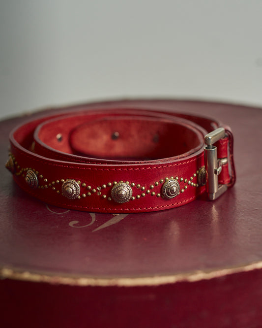 Cintura in pelle rossa con borchie
