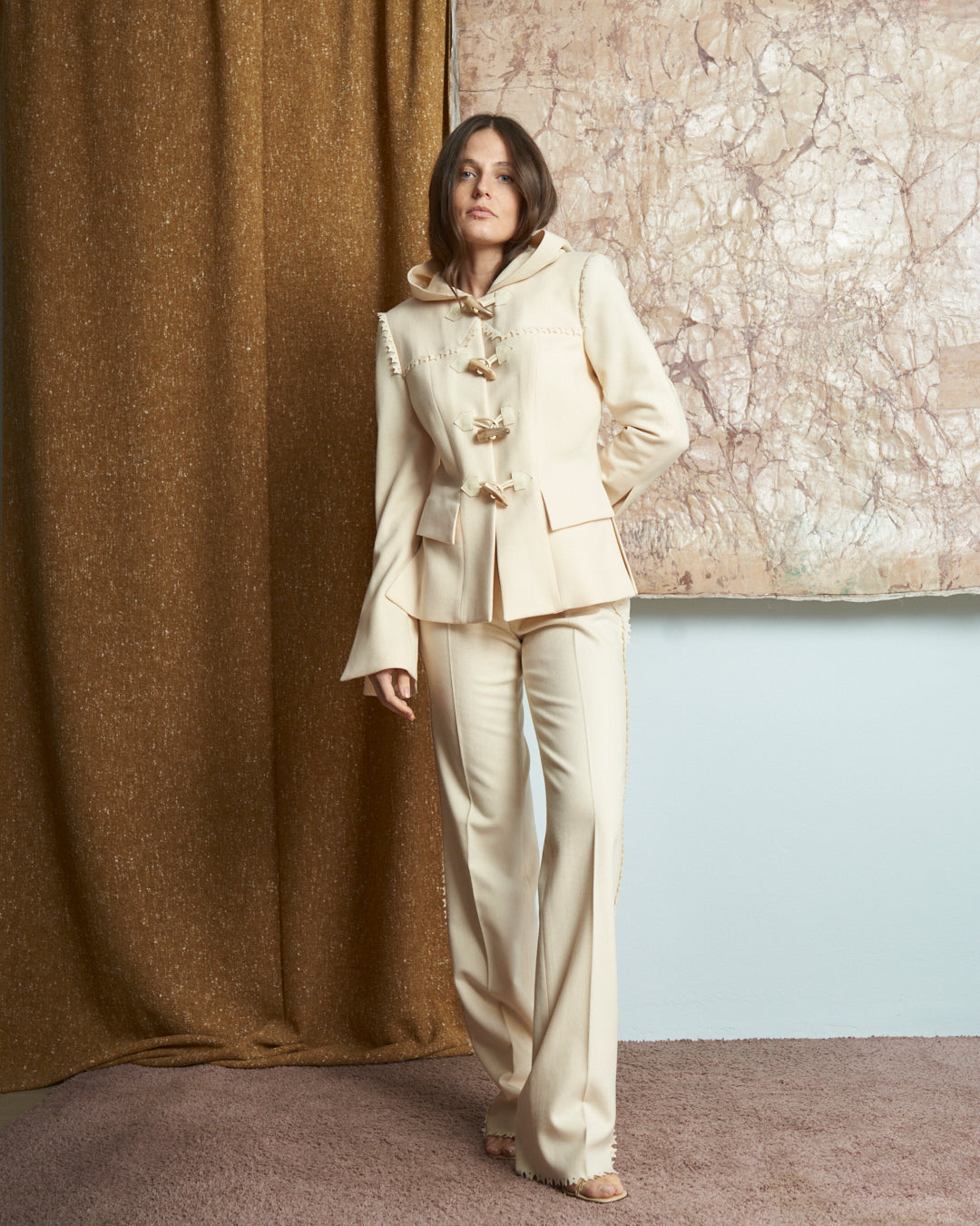 Completo Antonio Berardi in lana Bianco con alamari e bordi al laser