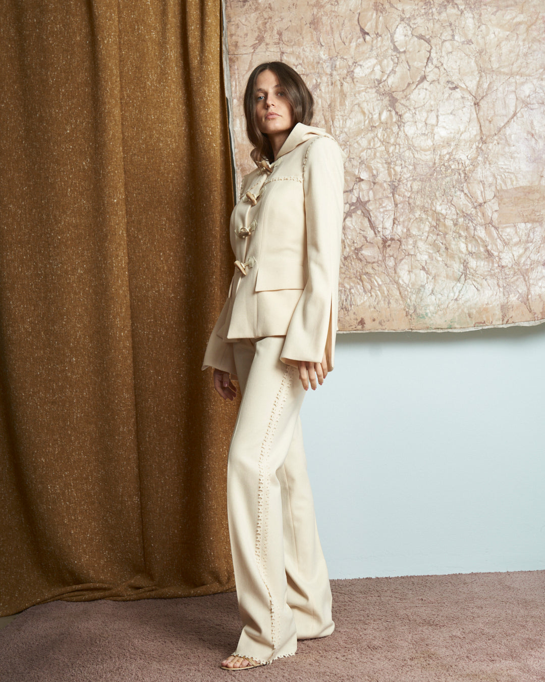 Completo Antonio Berardi in lana Bianco con alamari e bordi al laser