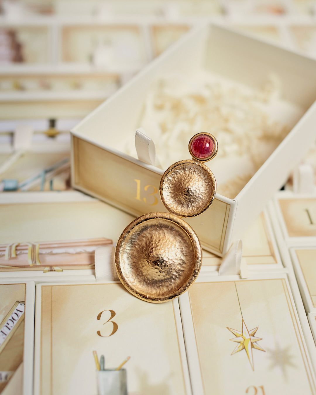 Maxi spilla per rever e indumenti dorata con smalto fragola anni 80