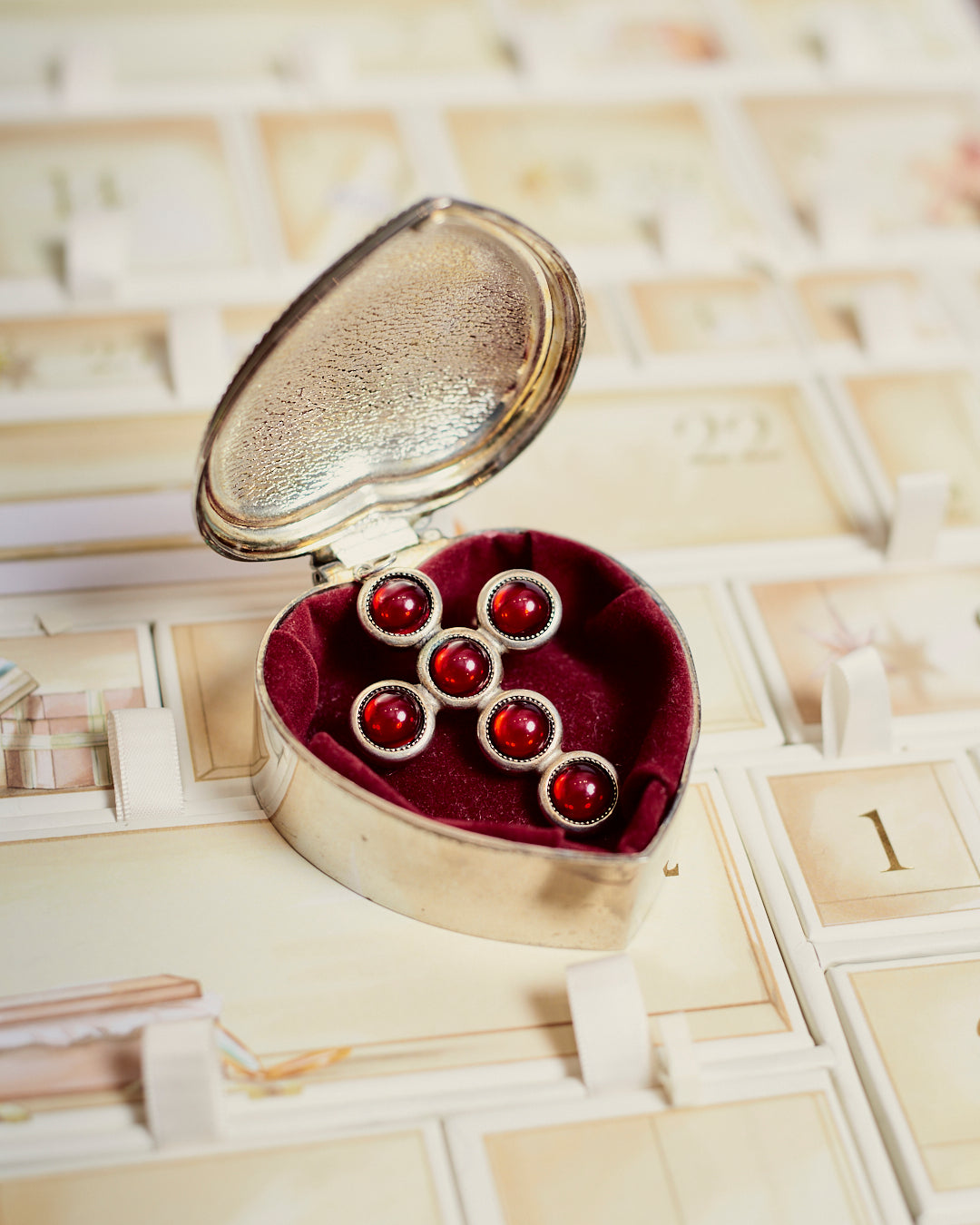 Ciondolo a croce in galvanica metallo argentato e rosso