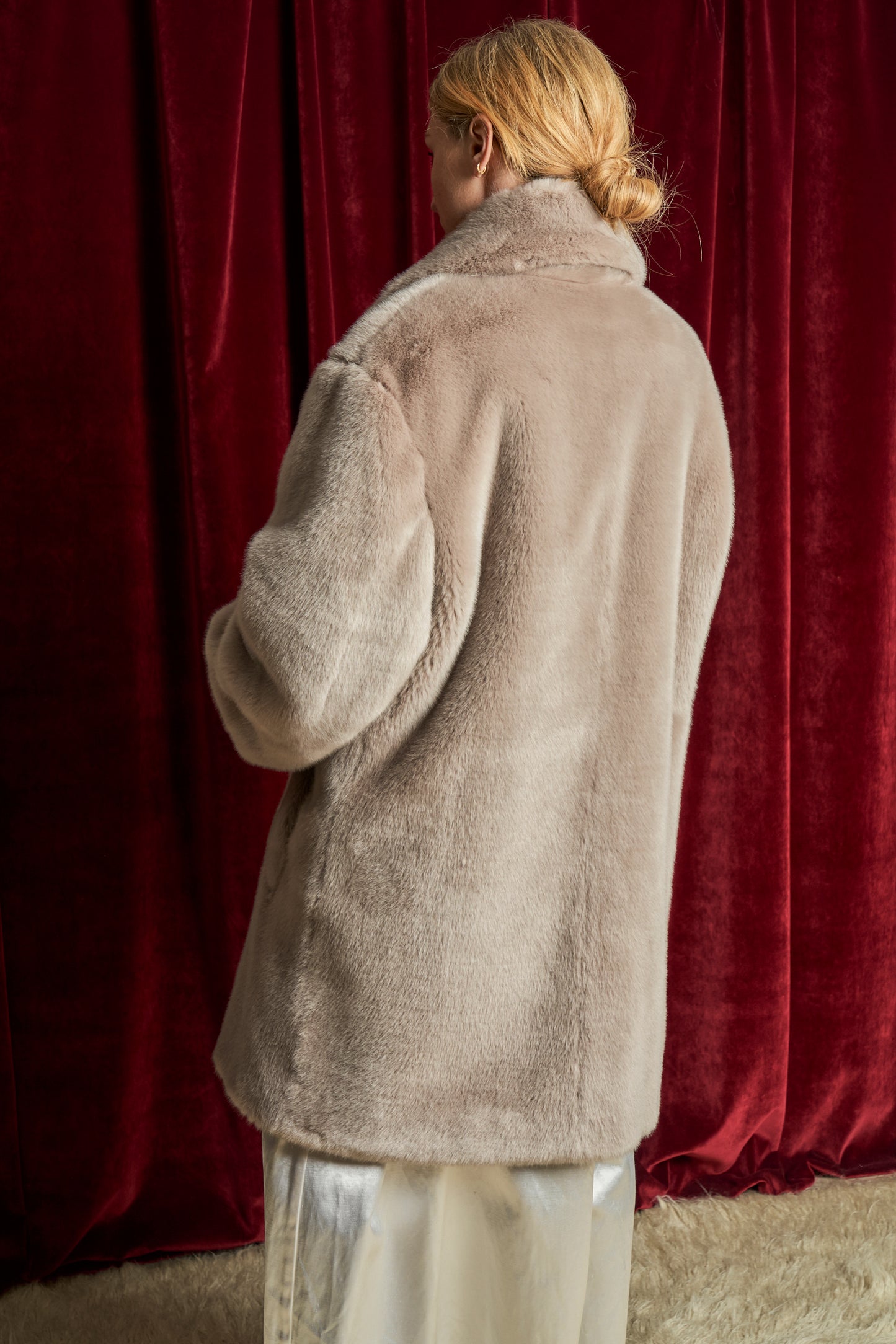 Pelliccia ecologica color ghiaccio