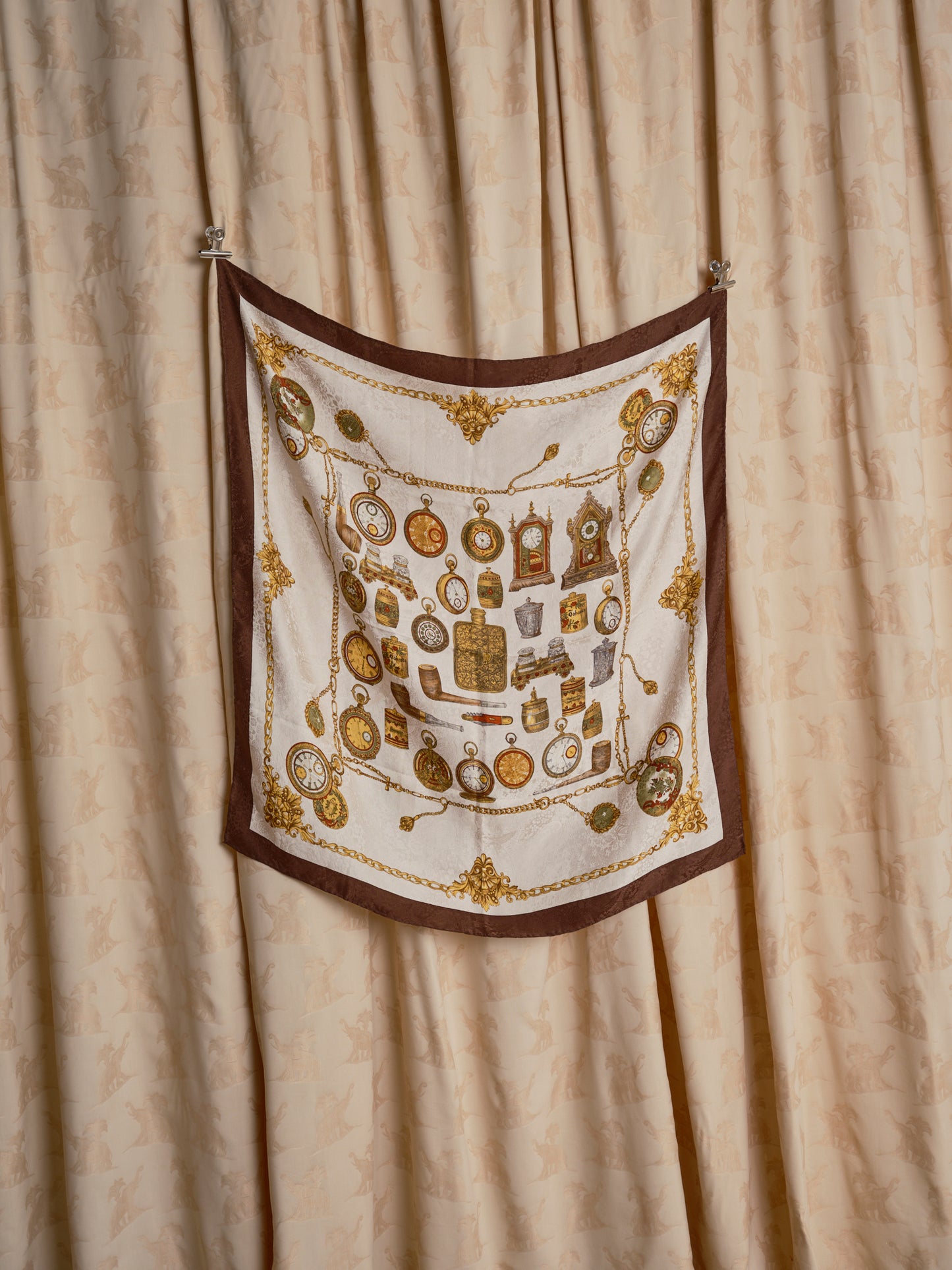 Foulard in seta fantasia orologi cognac e pipa
