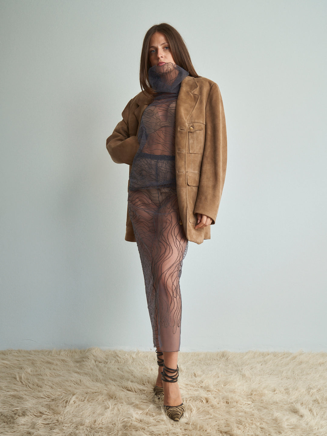 Completo sartoriale tulle con ricami in filato di lana onde