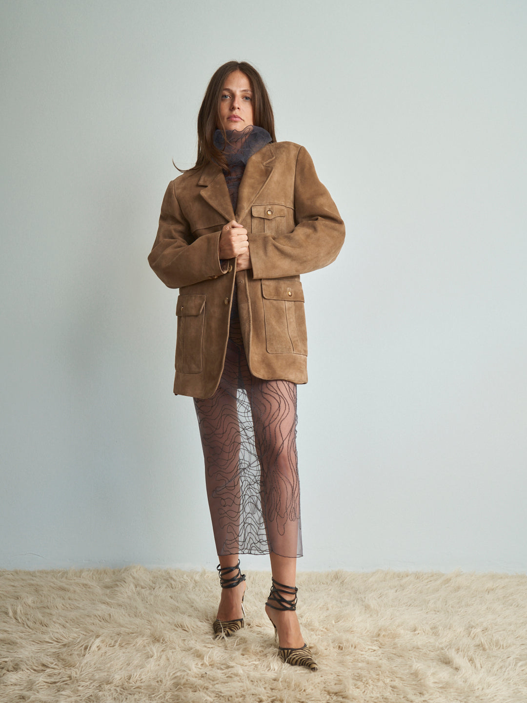 Completo sartoriale tulle con ricami in filato di lana onde