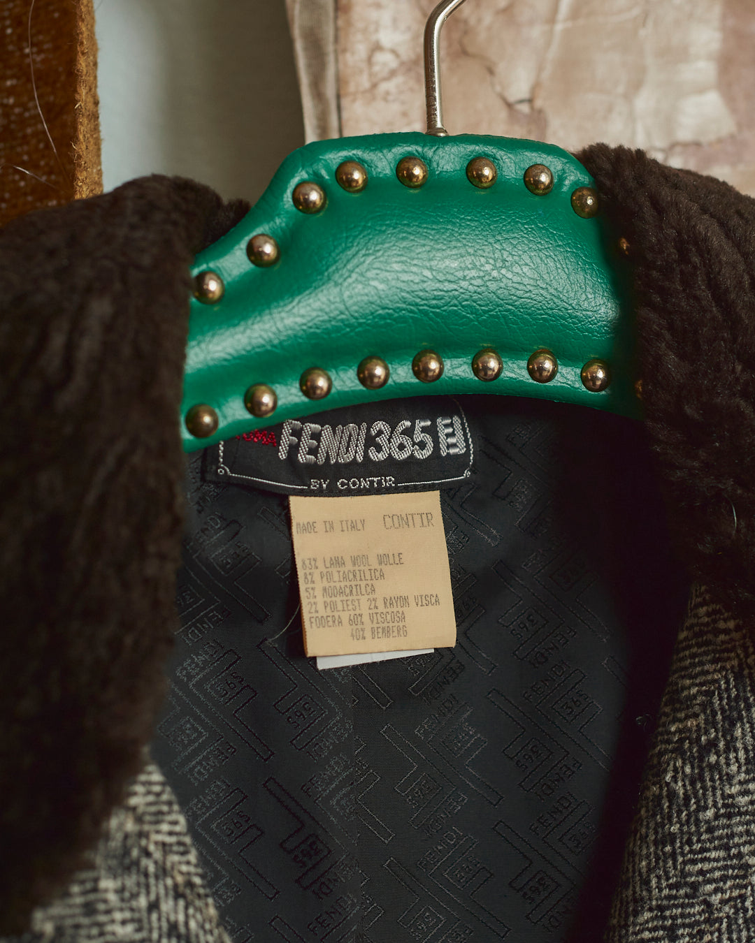 Giacca corta Fendi 365 in lana con bordi in pelliccia ecologica