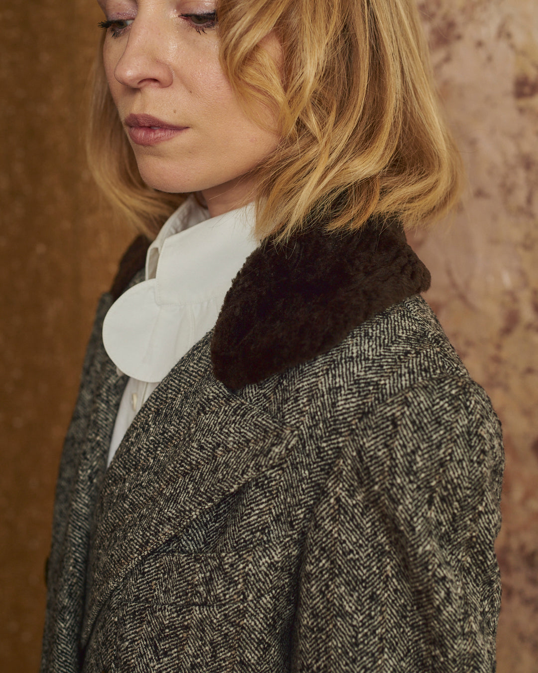 Giacca corta Fendi 365 in lana con bordi in pelliccia ecologica