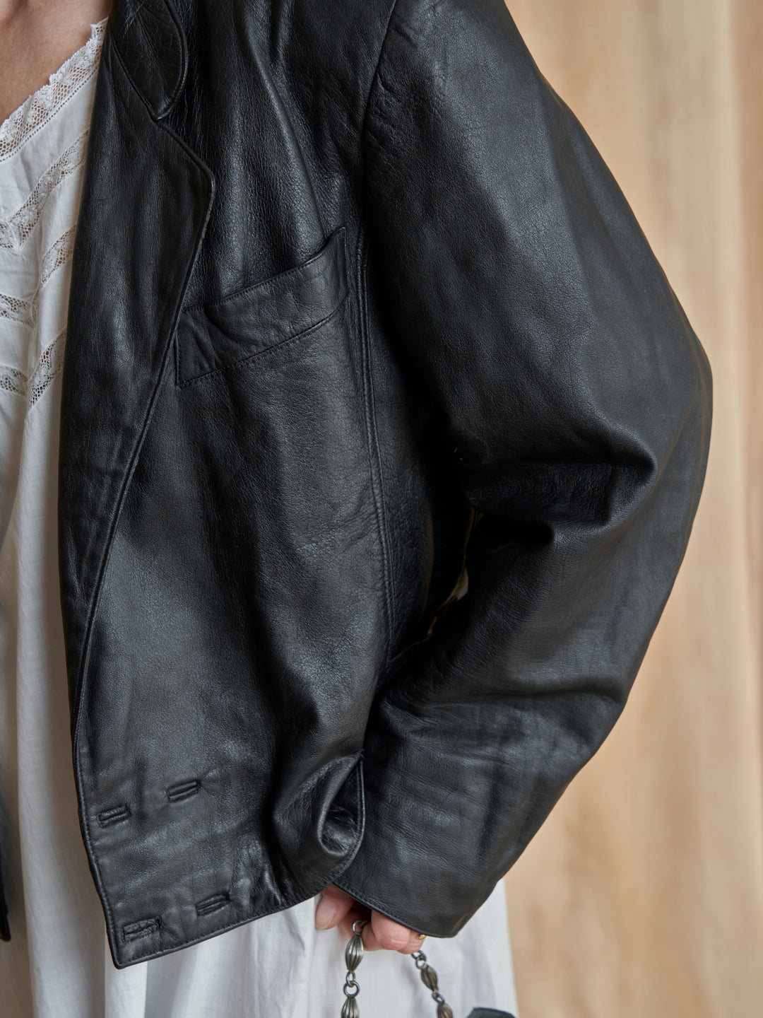 Giacca con spalle alte in pelle nera e rever