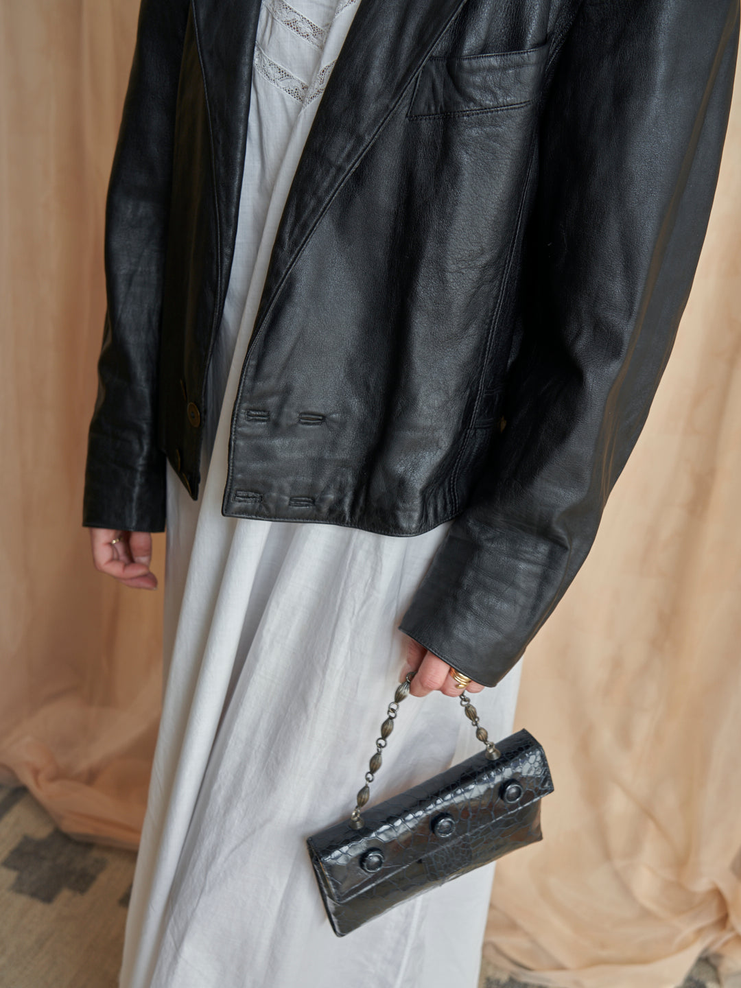 Giacca con spalle alte in pelle nera e rever