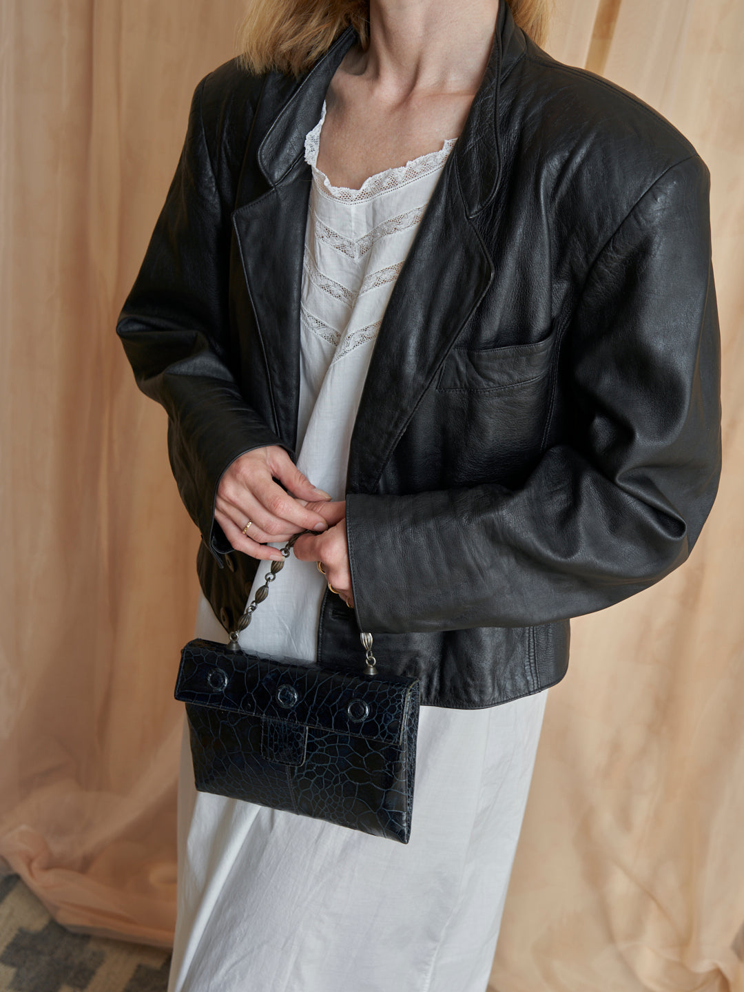 Giacca con spalle alte in pelle nera e rever