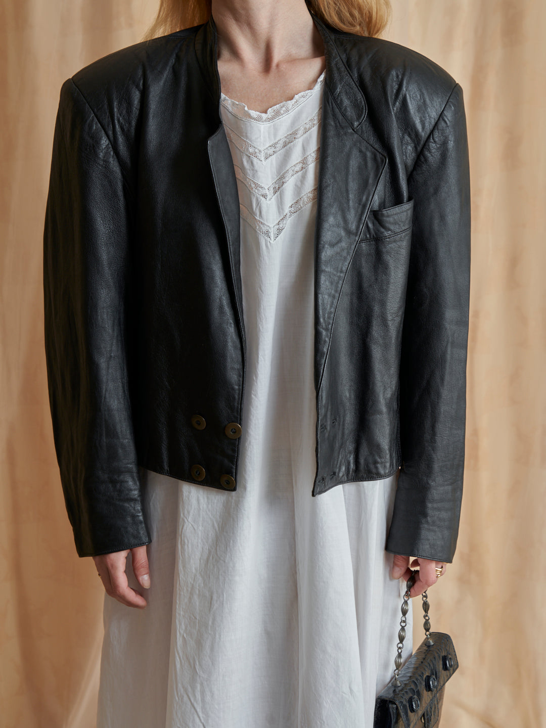 Giacca con spalle alte in pelle nera e rever