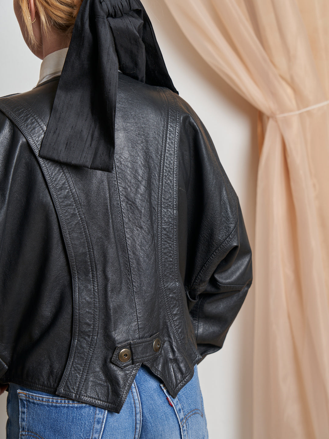Bomber in pelle anni 80 con gilet sopra