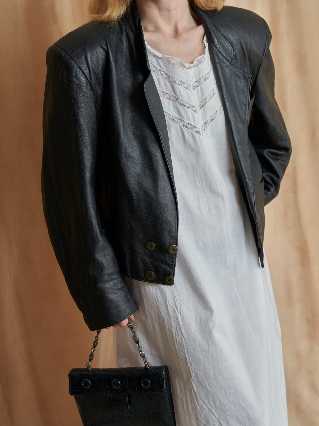 Giacca con spalle alte in pelle nera e rever