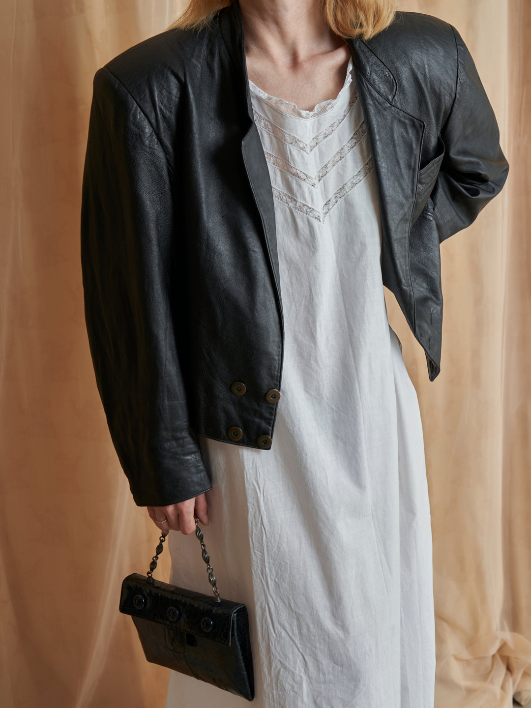 Giacca con spalle alte in pelle nera e rever