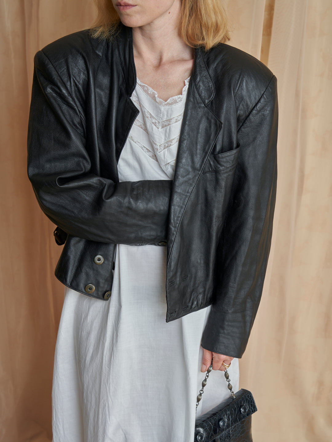 Giacca con spalle alte in pelle nera e rever